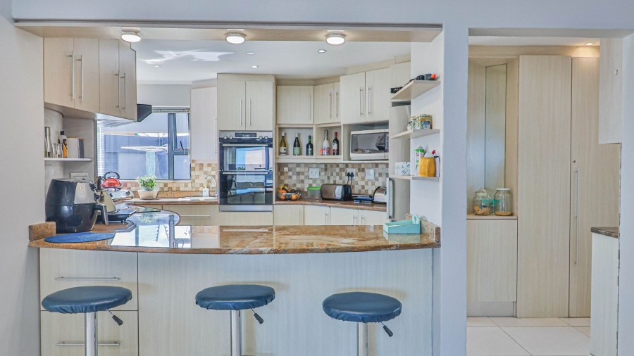 4 Bedroom Property for Sale in Perlemoenbaai Western Cape